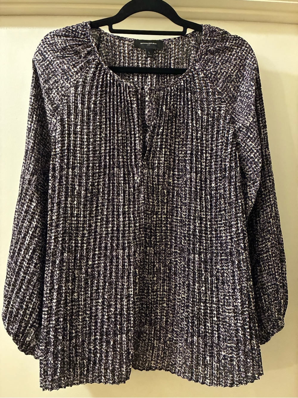 Like New Banana Republic Pleated Textured Long Sleeve Blouse Purple white black